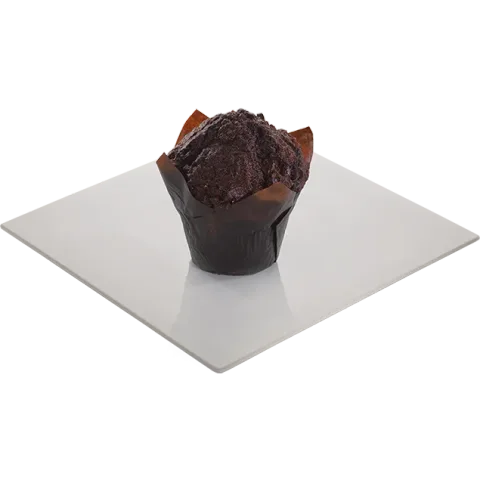 Kahverengi kâğıt kalıbında çikolatalı muffin, açık gri servis tabağında.