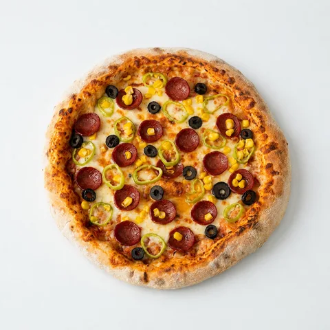 Üstten görünen bütün karışık pizza; sucuk dilimleri, siyah zeytin, mısır ve yeşil biber halkalarıyla.